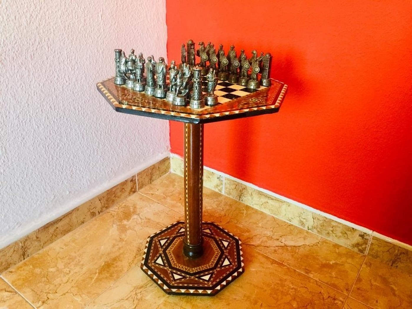 Mundo árabe contra cristianos - Tisch mit Schachfiguren – Bild 2