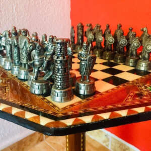 Mundo árabe contra cristianos - Tisch mit Schachfiguren