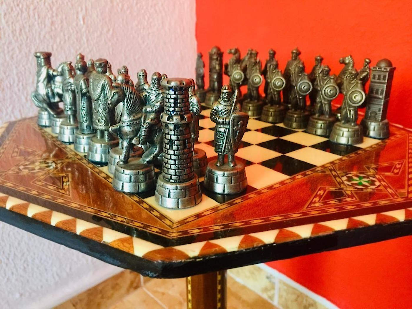 Mundo árabe contra cristianos - Tisch mit Schachfiguren